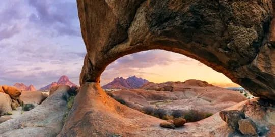 SUV vermelho na estrada